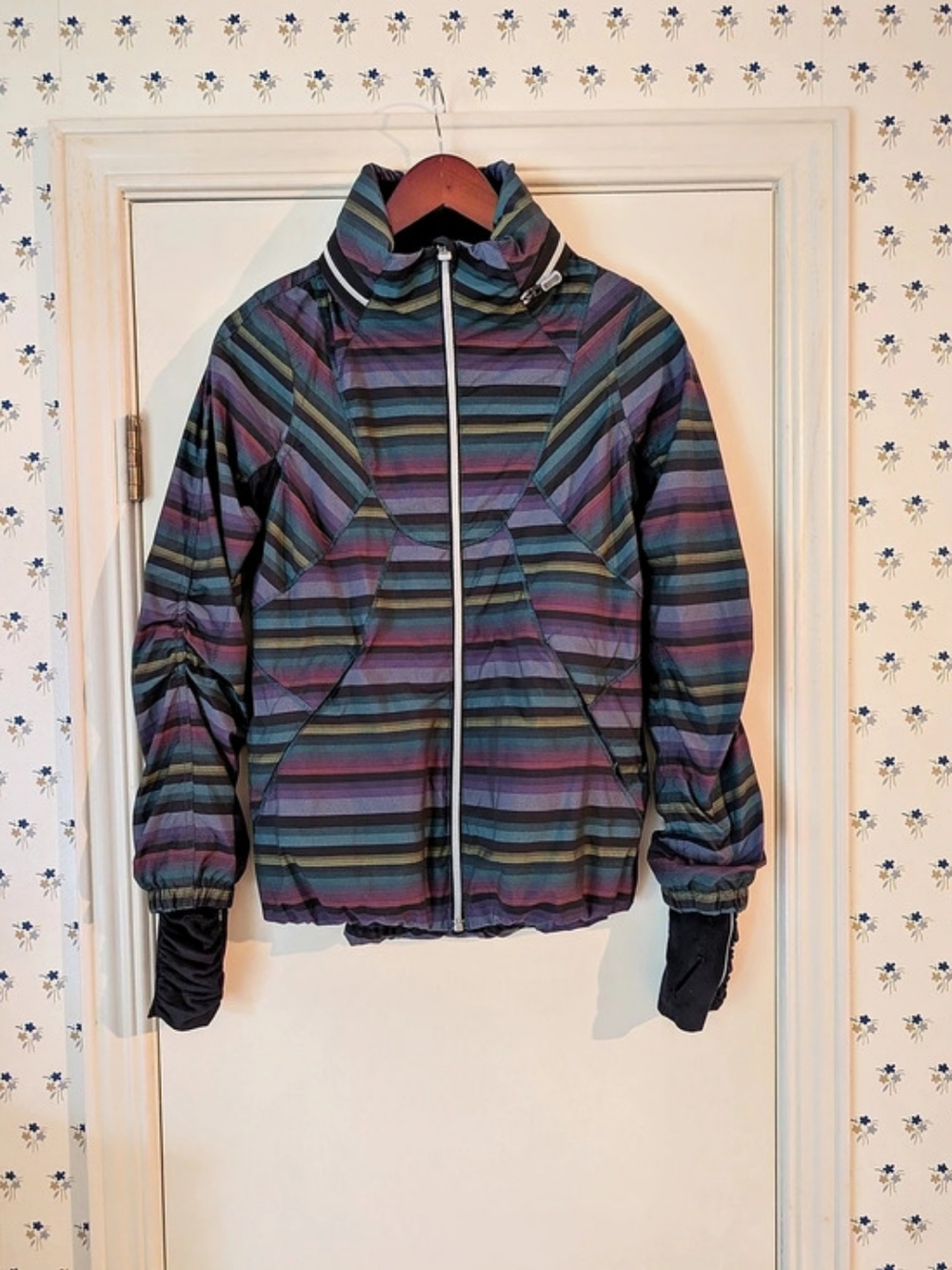 lululemon athletica CA 35801 Striped Running Jacket Purple Blue Size 4